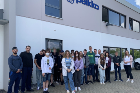 „I AM MINT – Mit Azubi Mentoren zum MINT-Beruf“ – Schülerinnen und Schüler des Jahrgangs 8 der Gesamtschule Edertal besuchen die Firma Peikko