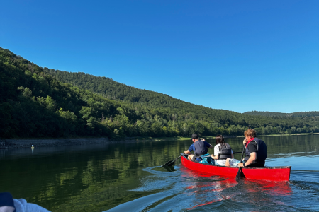 Sport- und Badetag mit Kanutour: Neunte Klassen erkunden die Natur